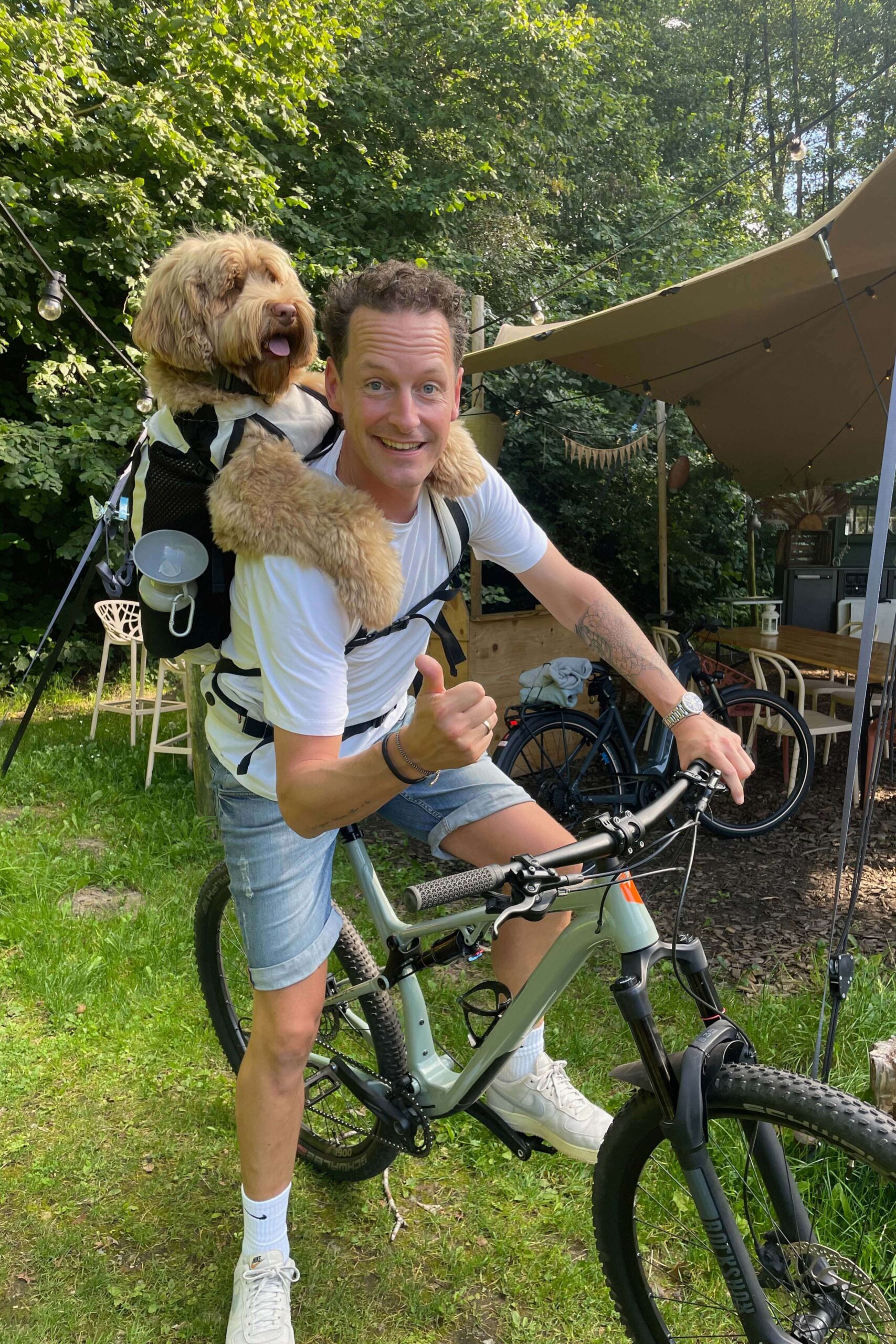 Hond in fietsrugzak Hond in fietsrugzak